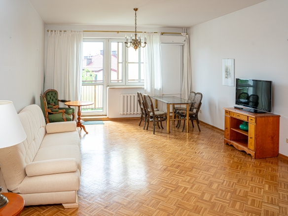 Klimatyczne mieszkanie w otoczeniu zieleni.